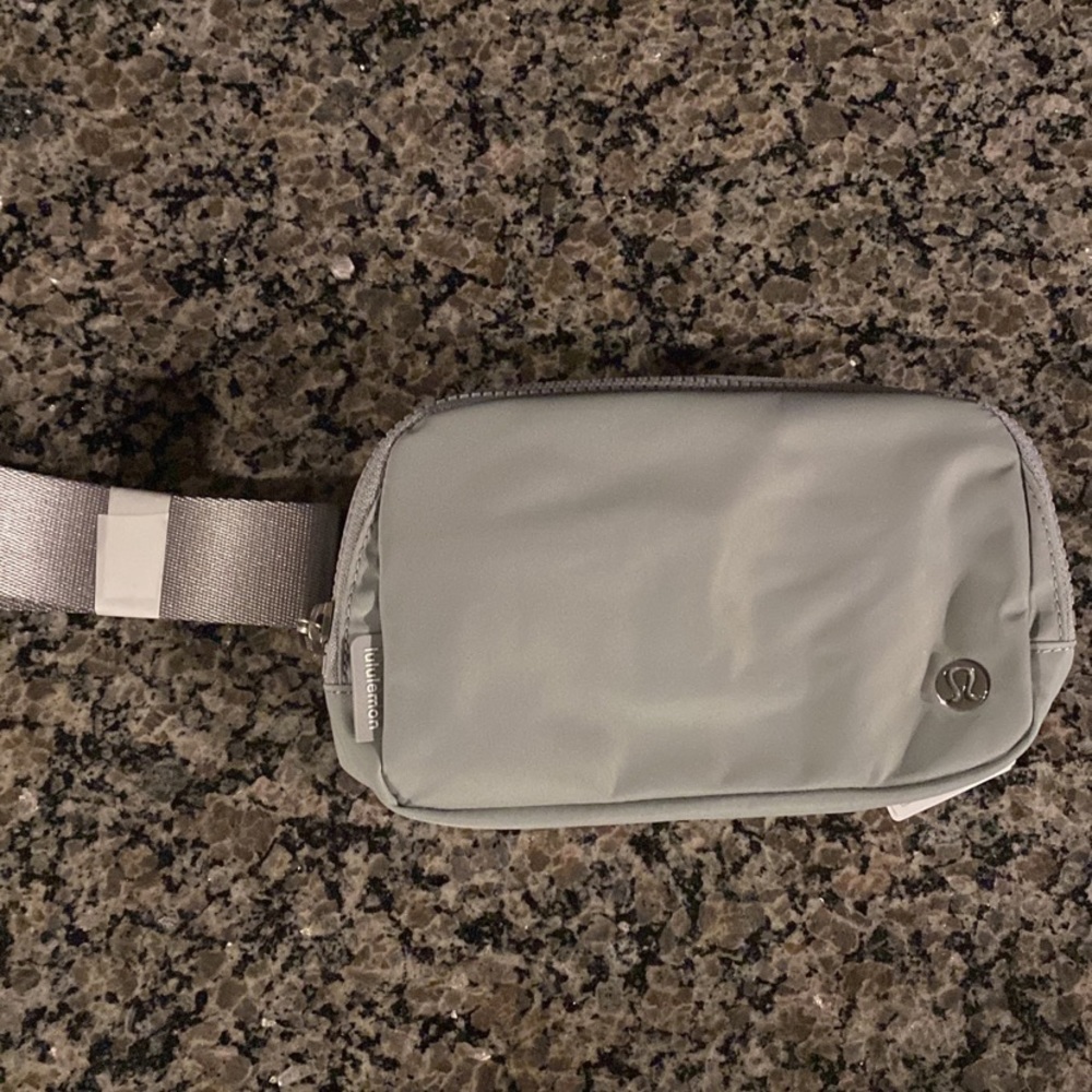 *sold on merc* Lululemon everywhere belt bag